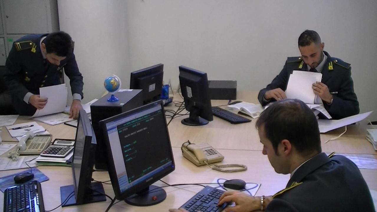 Guardia di Finanza al lavoro
