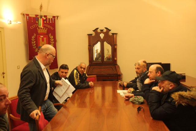 Il sindaco Filippo Nogarin incontra una delegazione di ex lavoratori Trw (Salvini/Pentafoto)
