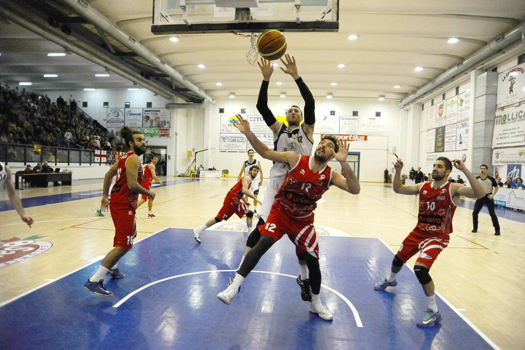 Un'azione del Cecina basket
