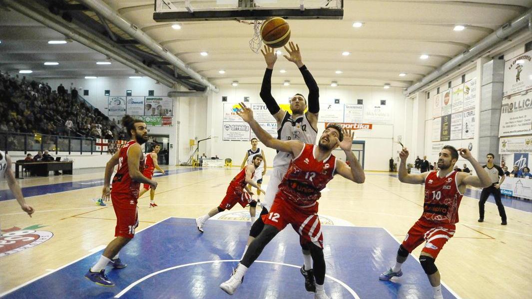 Un'azione del Cecina basket