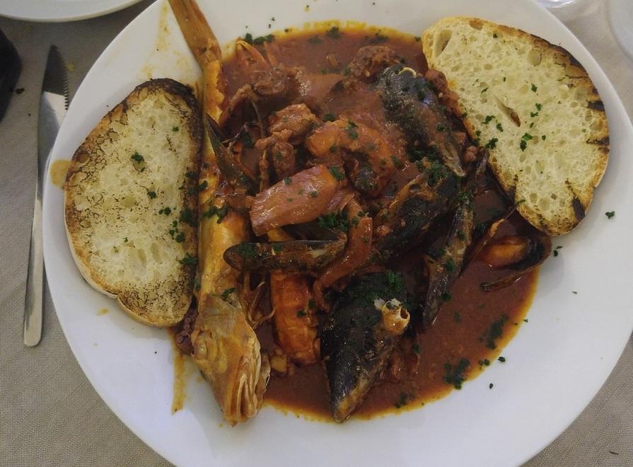 Dove mangiare il cacciucco a Livorno: i consigli del food blogger 