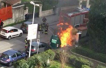Ore 14,04: il primo dei cinque cassonetti dati alle fiamme, in via Fra Bartolomeo (foto Batavia)