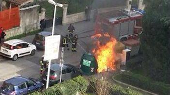 Ore 14,04: il primo dei cinque cassonetti dati alle fiamme, in via Fra Bartolomeo (foto Batavia)
