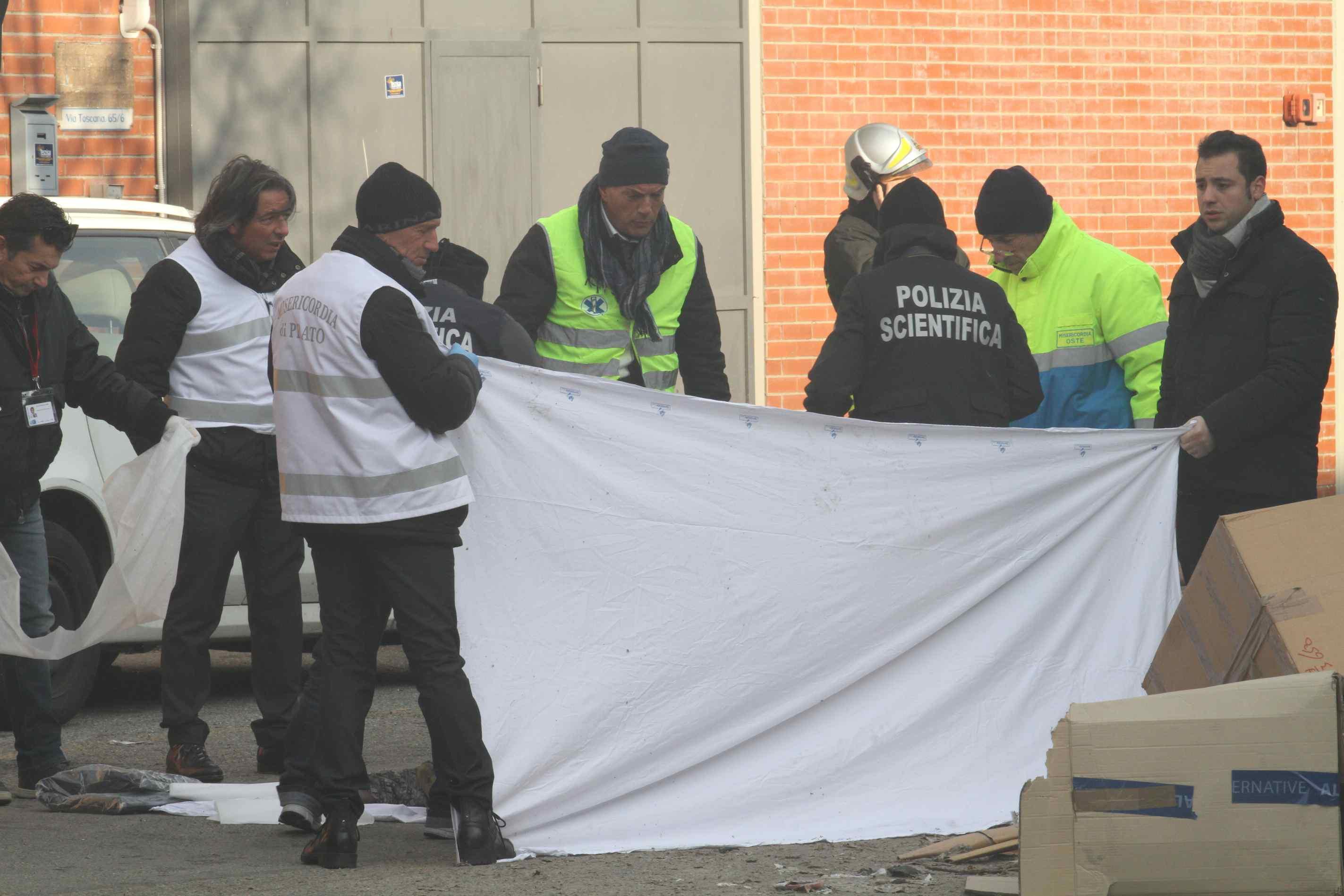 Il recupero dei cadaveri alla Teresa Moda, il 1° dicembre 2013