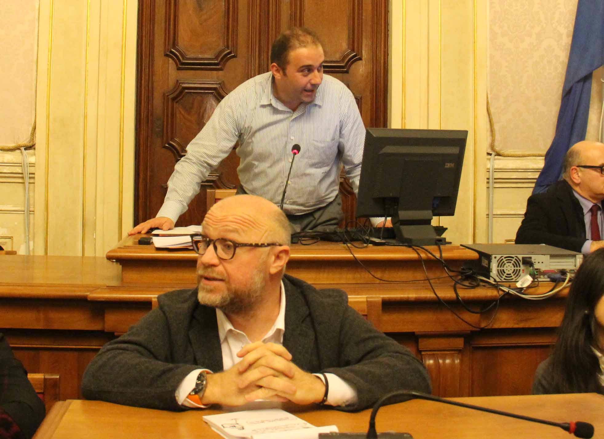 Daniele Esposito (M5S), nuovo presidente del consiglio comunale, mentre interviene subito dopo la sua elezione: davanti il sindaco Filippo Nogarin (Pentafoto) 