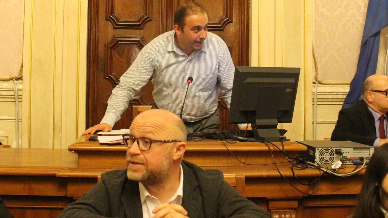 Daniele Esposito (M5S), nuovo presidente del consiglio comunale, mentre interviene subito dopo la sua elezione: davanti il sindaco Filippo Nogarin (Pentafoto)