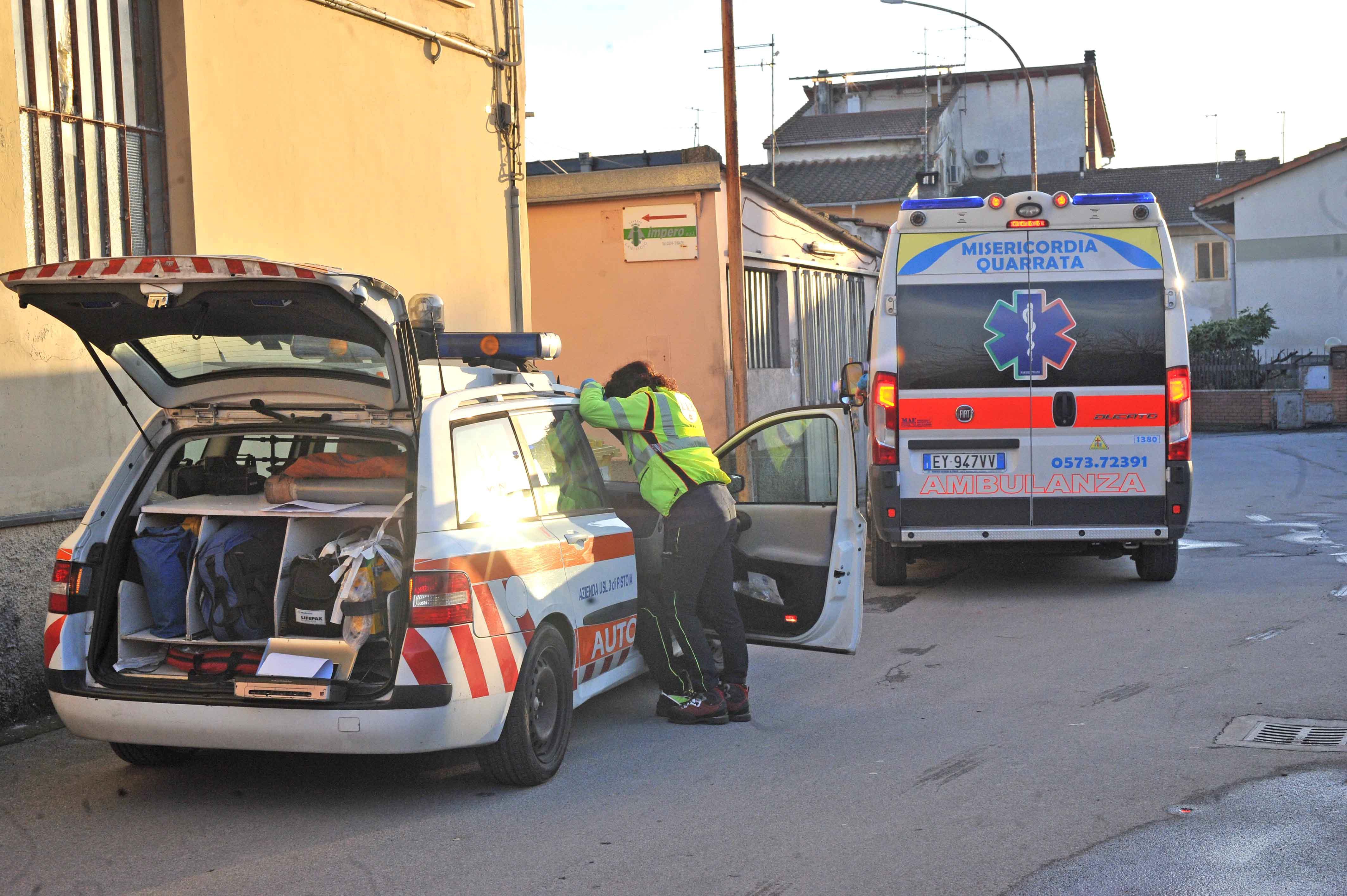 I soccorritori davanti all'azienda di via Castel del Fabbro (foto Gori)