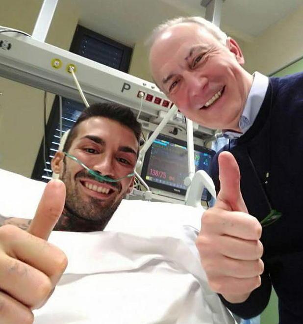 Cristiano Giannessi insieme a un suo parente dopo il risveglio dal coma