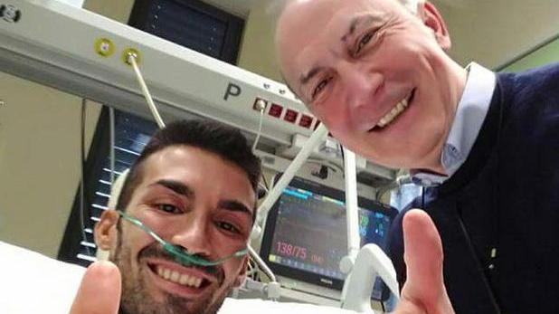 Cristiano Giannessi insieme a un suo parente dopo il risveglio dal coma