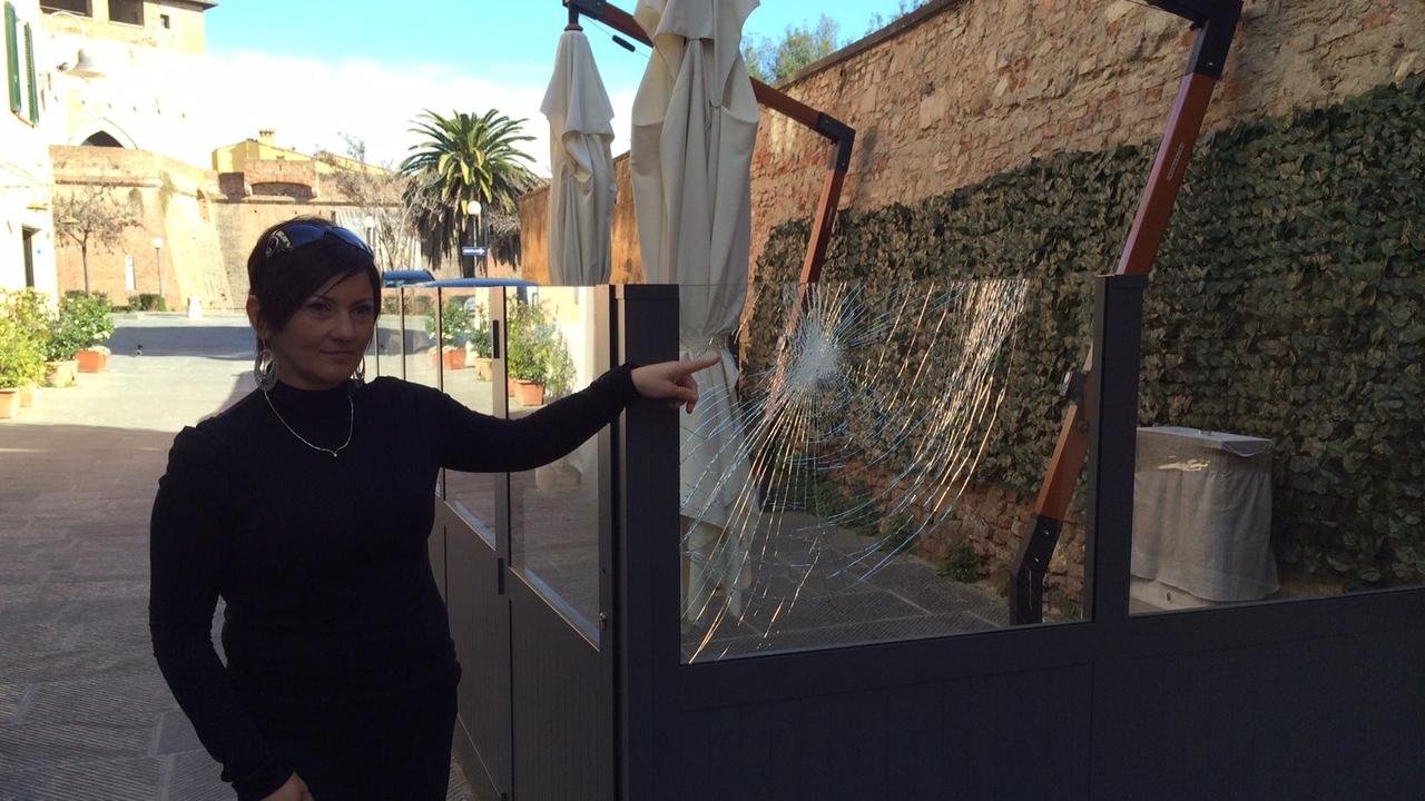 Cristina Ilenia Bova mostra i danni al suo ristorante