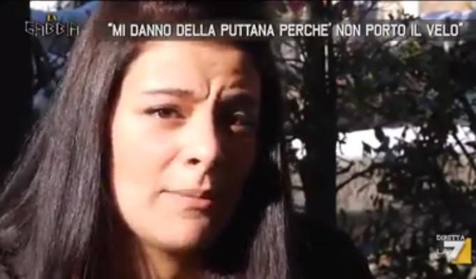 «Quelle ragazze mi picchiavano perché non porto il velo» 