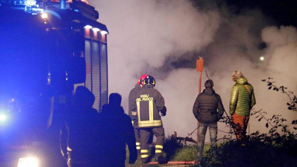 Vigili del fuoco in azione (Marzi/Pentafoto)