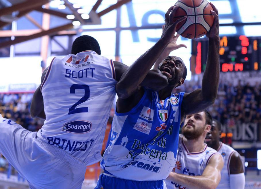 Dinamo sconfitta a Brindisi Arrivano Kadji e Akognon 