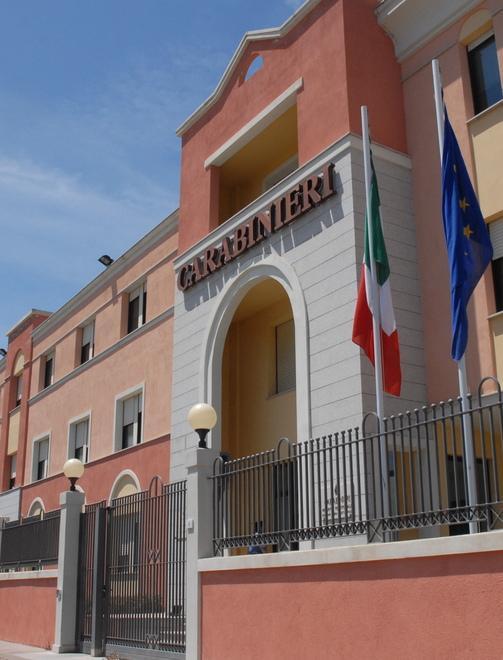 Litiga con la compagna, le punta la pistola alla testa 