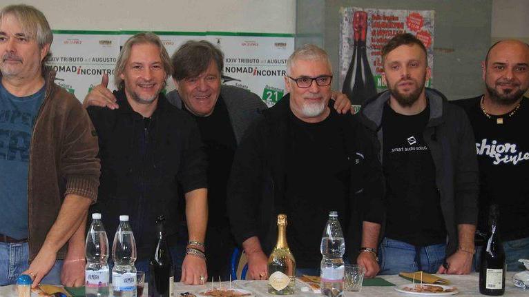 Il “popolo nomade” abbraccia Beppe e la sua storica band