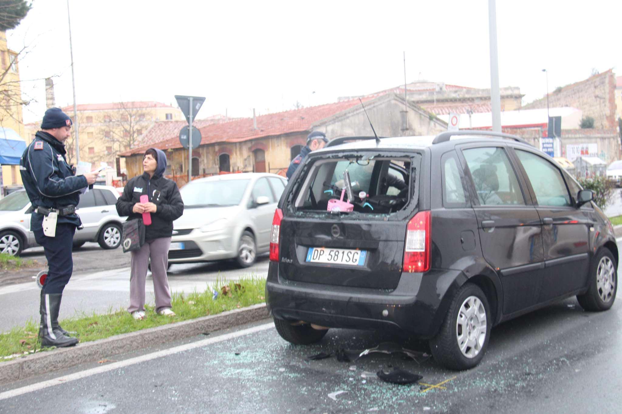 L'auto con il lunotto sfondato (Repetti/Pentafoto)