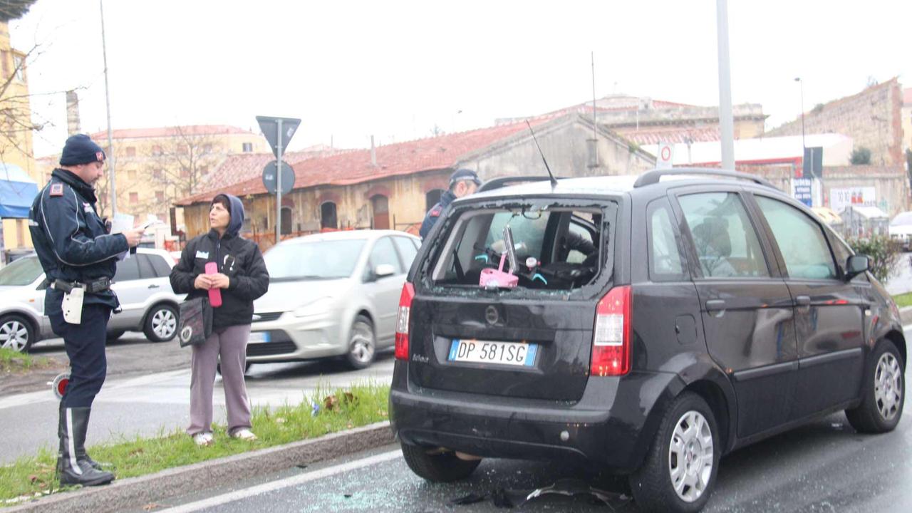 L'auto con il lunotto sfondato (Repetti/Pentafoto)