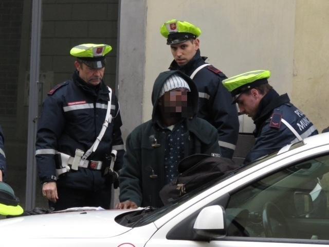 Il presunto spacciato fermato dalla polizia municipale