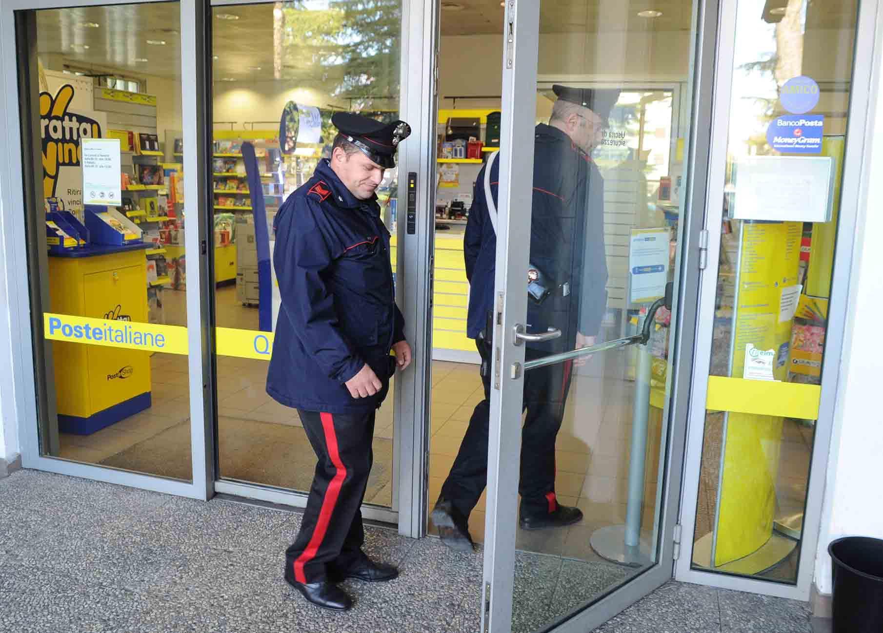 Cercano di prelevare contante con le carte rubate: denunciate due donne