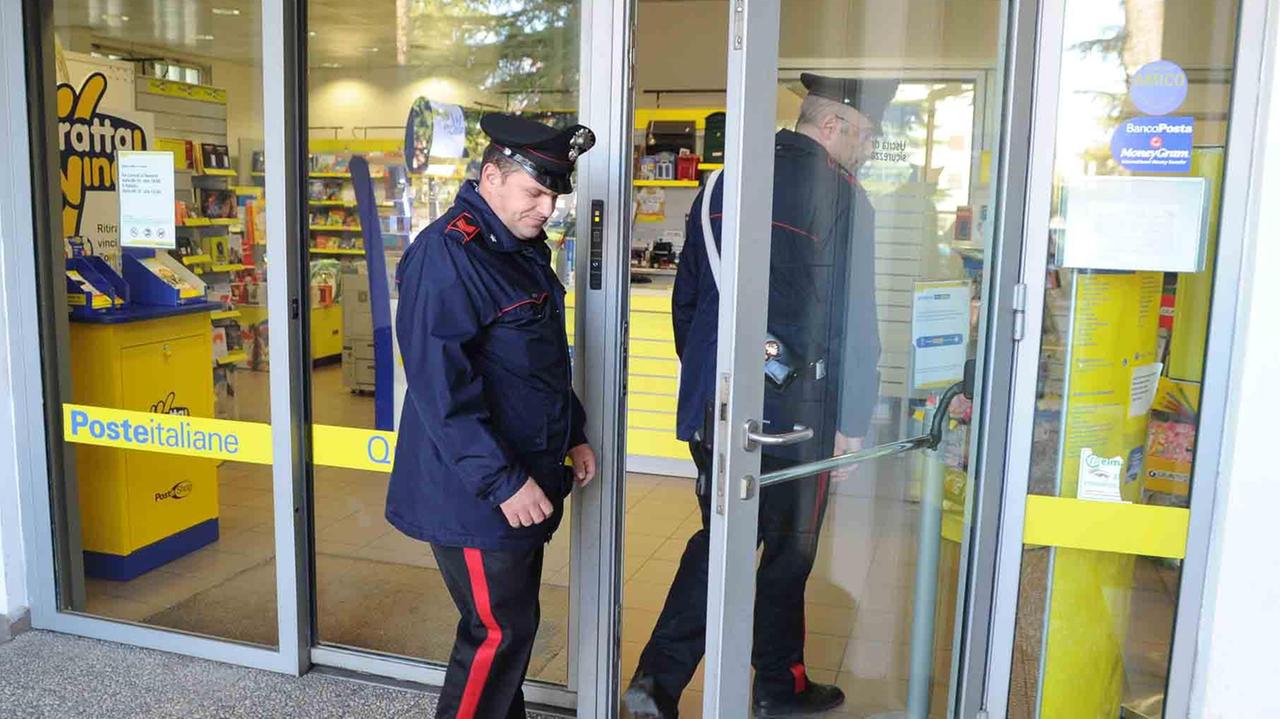 Cercano di prelevare contante con le carte rubate: denunciate due donne