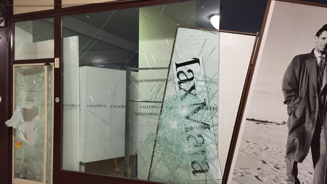 Auto-ariete, seconda spaccata in due mesi alla Galleria 75