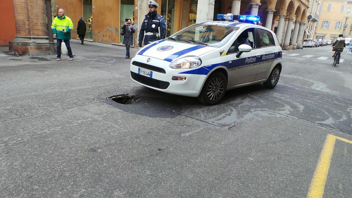 La buca che si è aperta in corso Canalchiaro
