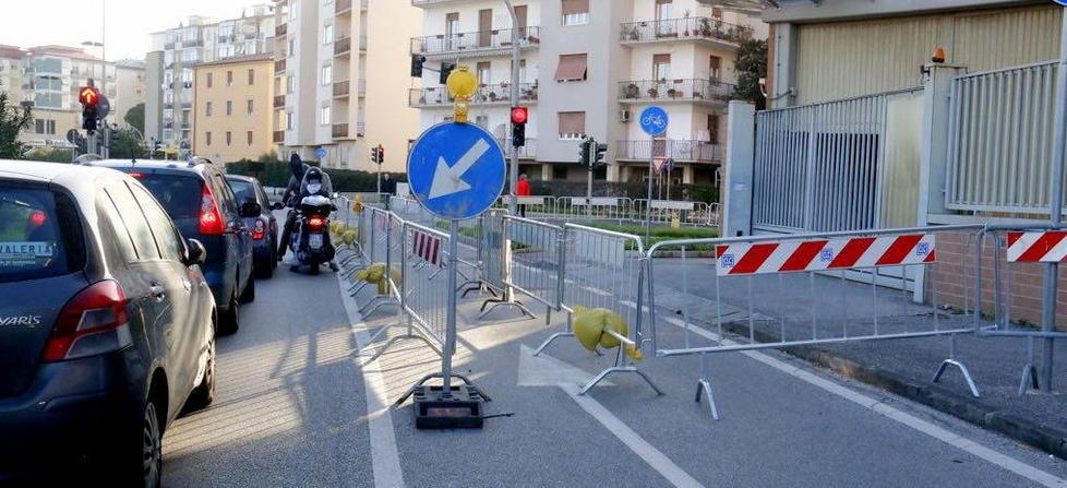 Transenne da quasi un mese: auto in coda all'incrocio tra viale Boccaccio e viale Fabbricotti: