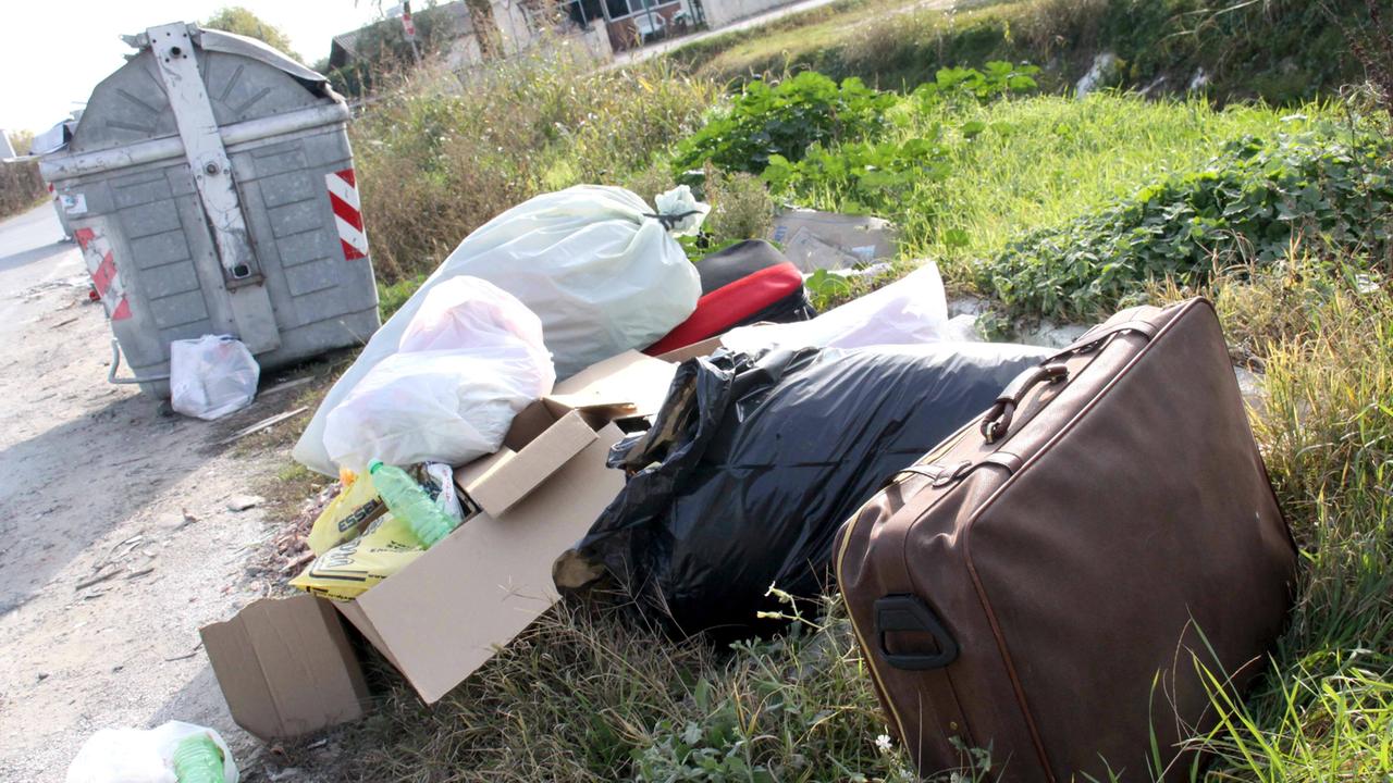 Rifiuti abbandonati a Massarosa