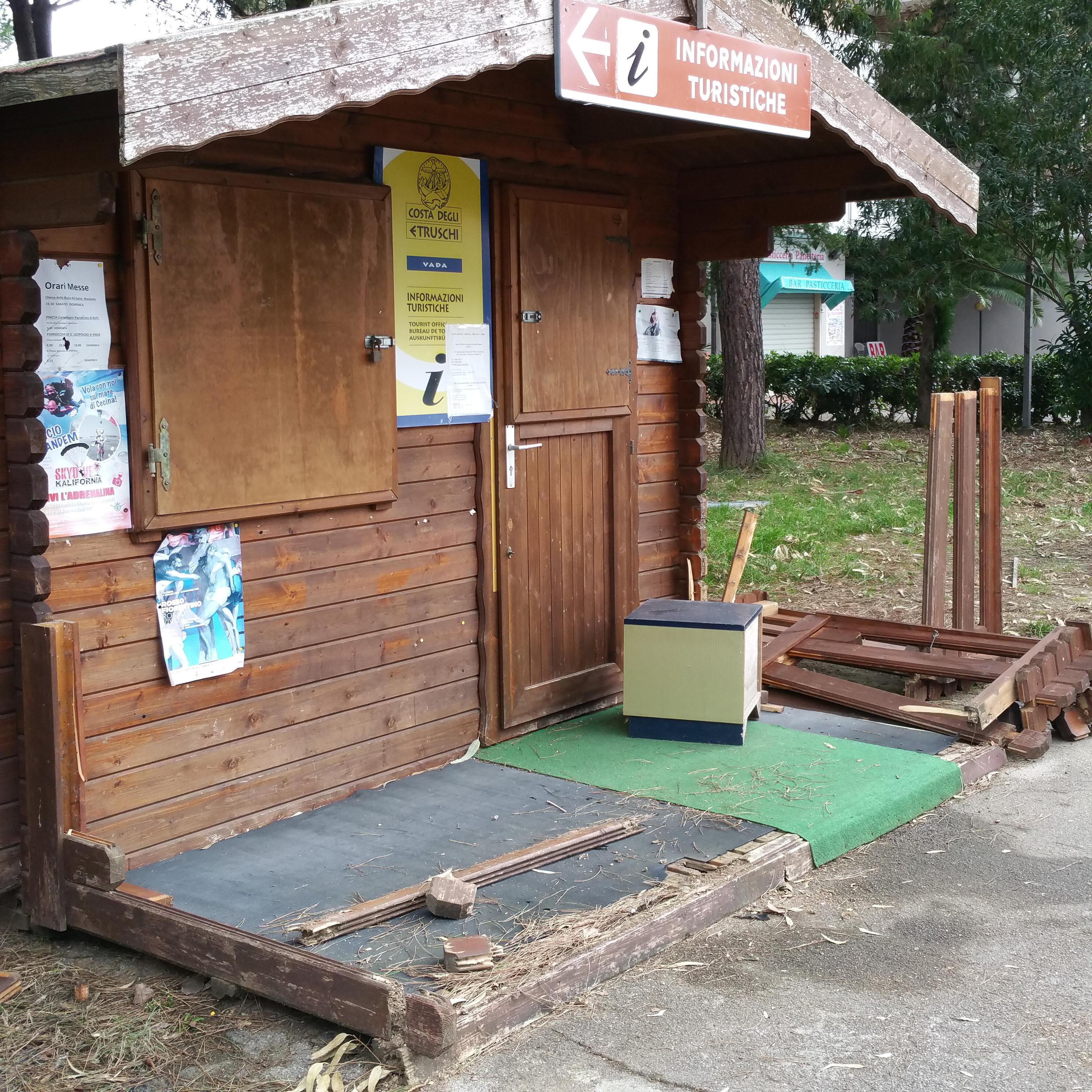 La casa in legno della Pro Loco che è stata danneggiata dai vandali