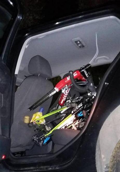 Rubano automobili e bici, ma nella fuga finiscono in fossa 