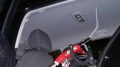 Rubano automobili e bici, ma nella fuga finiscono in fossa