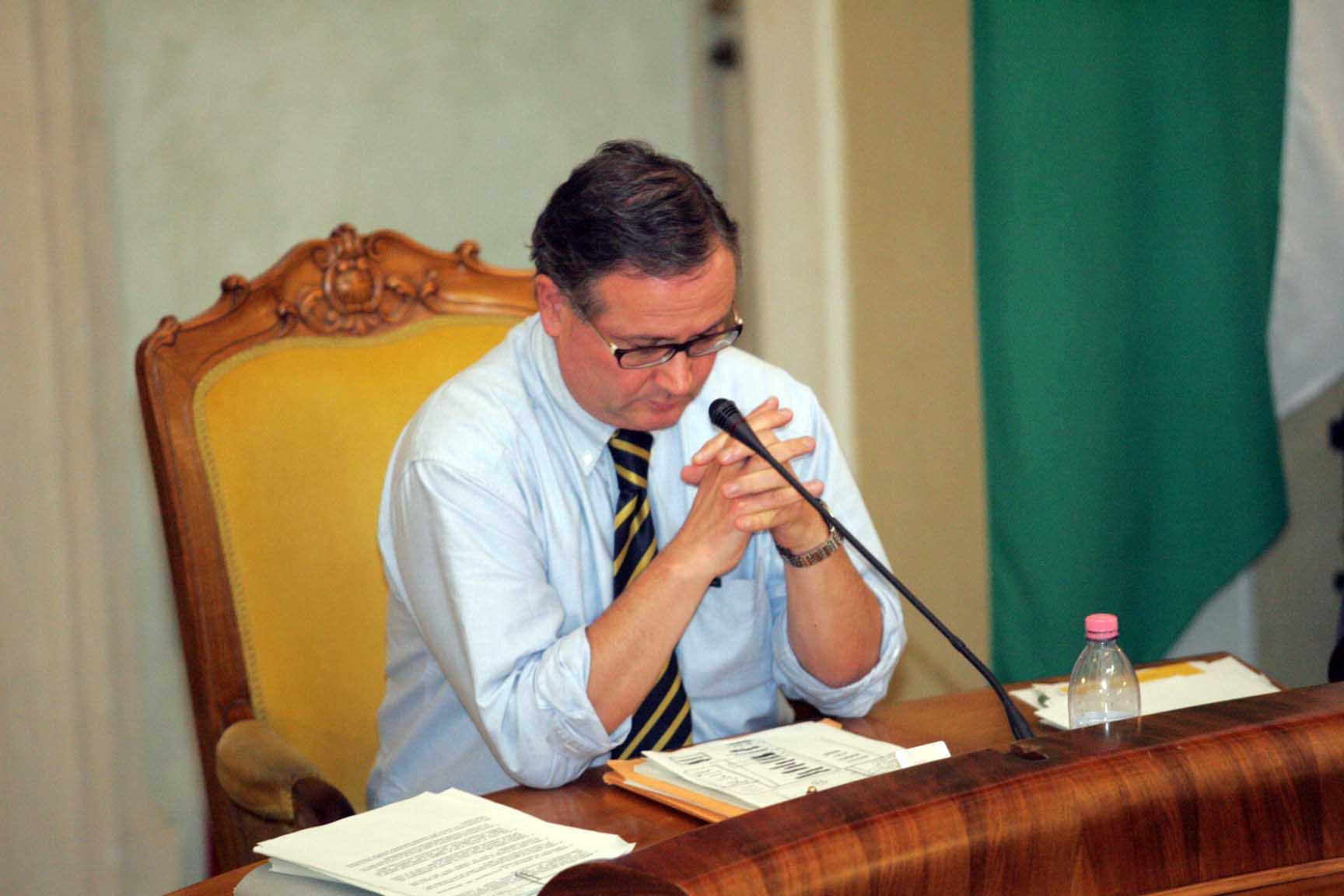 I veleni sulla campagna elettorale di Vecchi: "Sa quali mani ha stretto?"