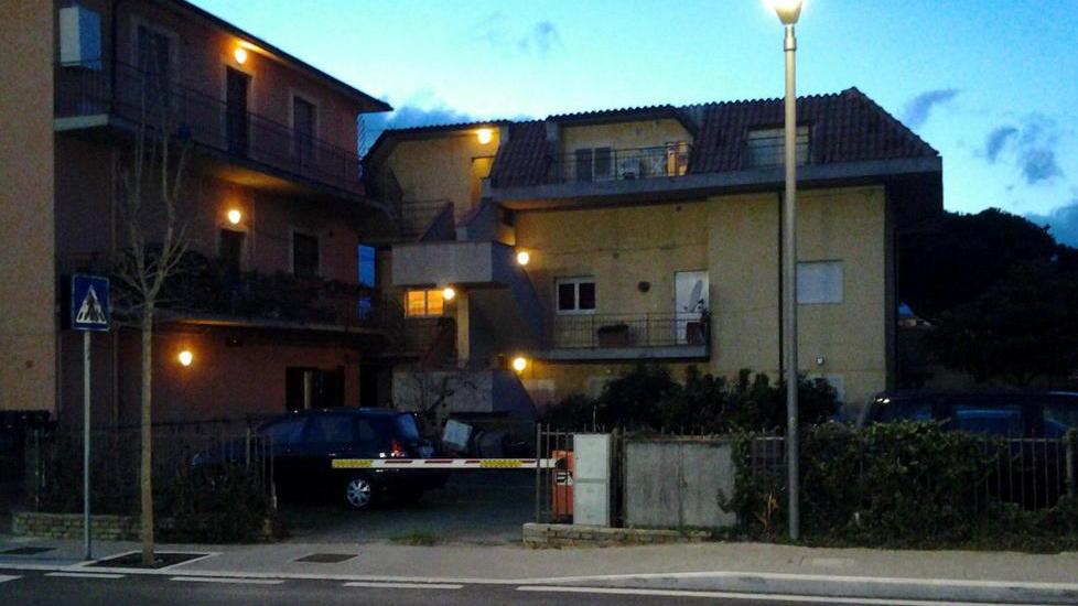Albinia, la palazzina lungo la strada Maremmana dove si è verificato l'incendio