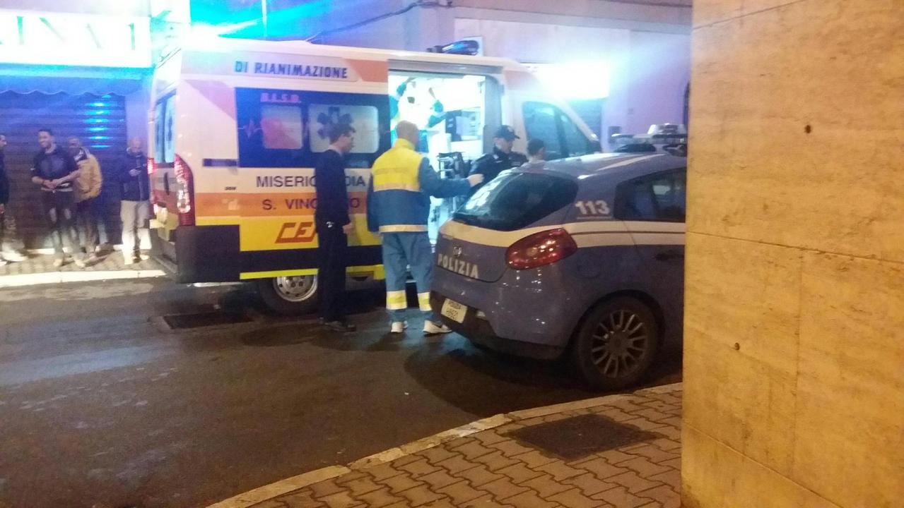 La polizia e i volontari portano via uno dei feriti