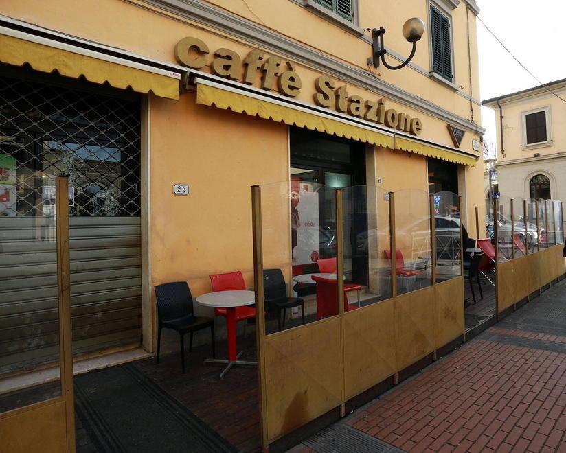 Tre incappucciati armati di spranga ripuliscono il bar 