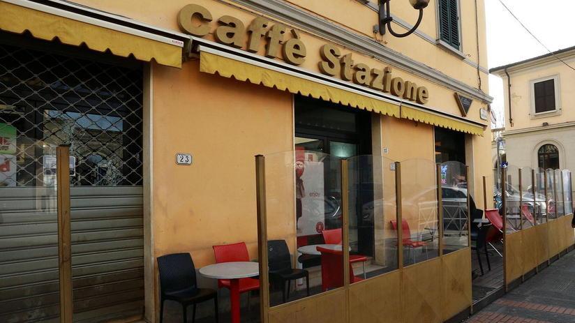 Tre incappucciati armati di spranga ripuliscono il bar