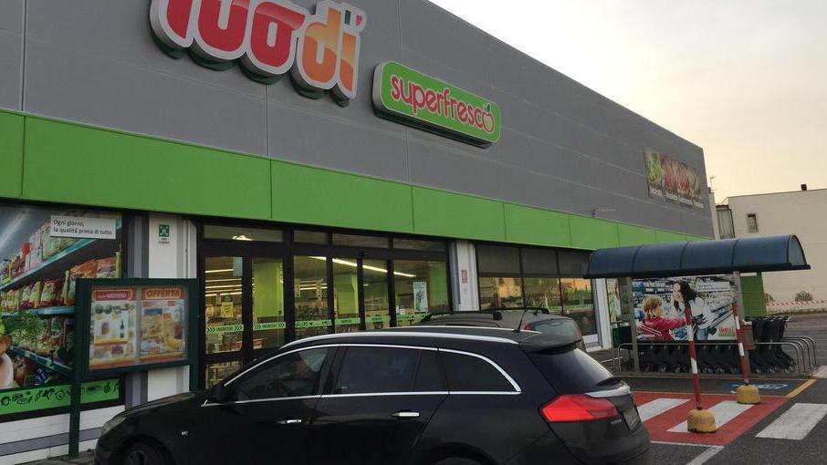 Rapinano il supermercato all’alba, armati di pistole
