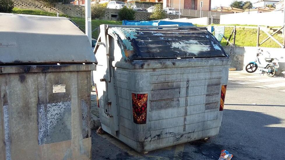 Dati alle fiamme i cassonetti, scatta la denuncia