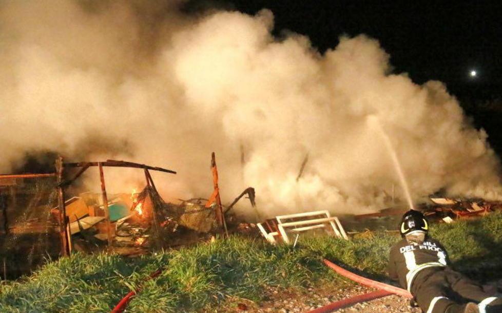 Un incendio distrugge le baracche 