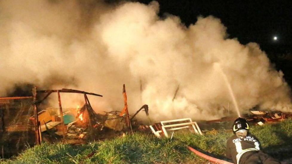 Un incendio distrugge le baracche