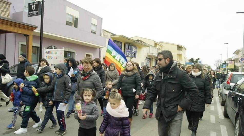 “La pace è di casa”, centinaia in corteo 