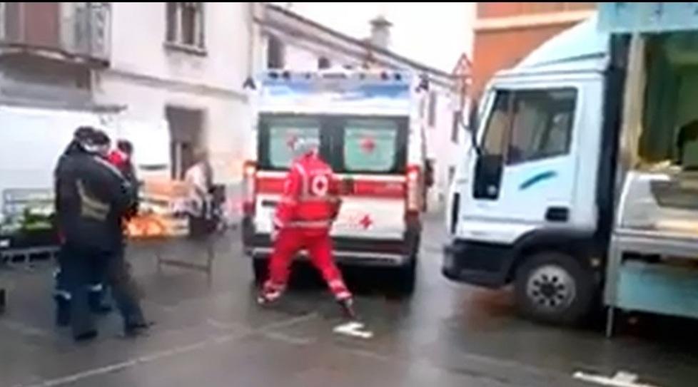L’ambulanza passa in mezzo al mercato Polemica a Luzzara