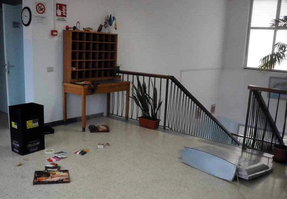 Massa, devastano la scuola per rubare computer 