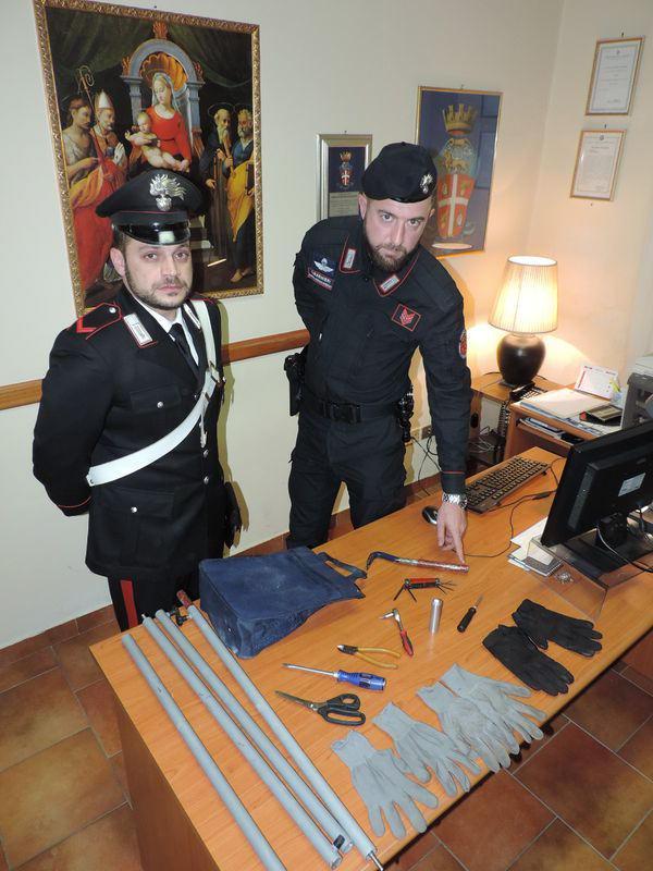 Gli strumenti da scasso sequestrati dai carabinieri