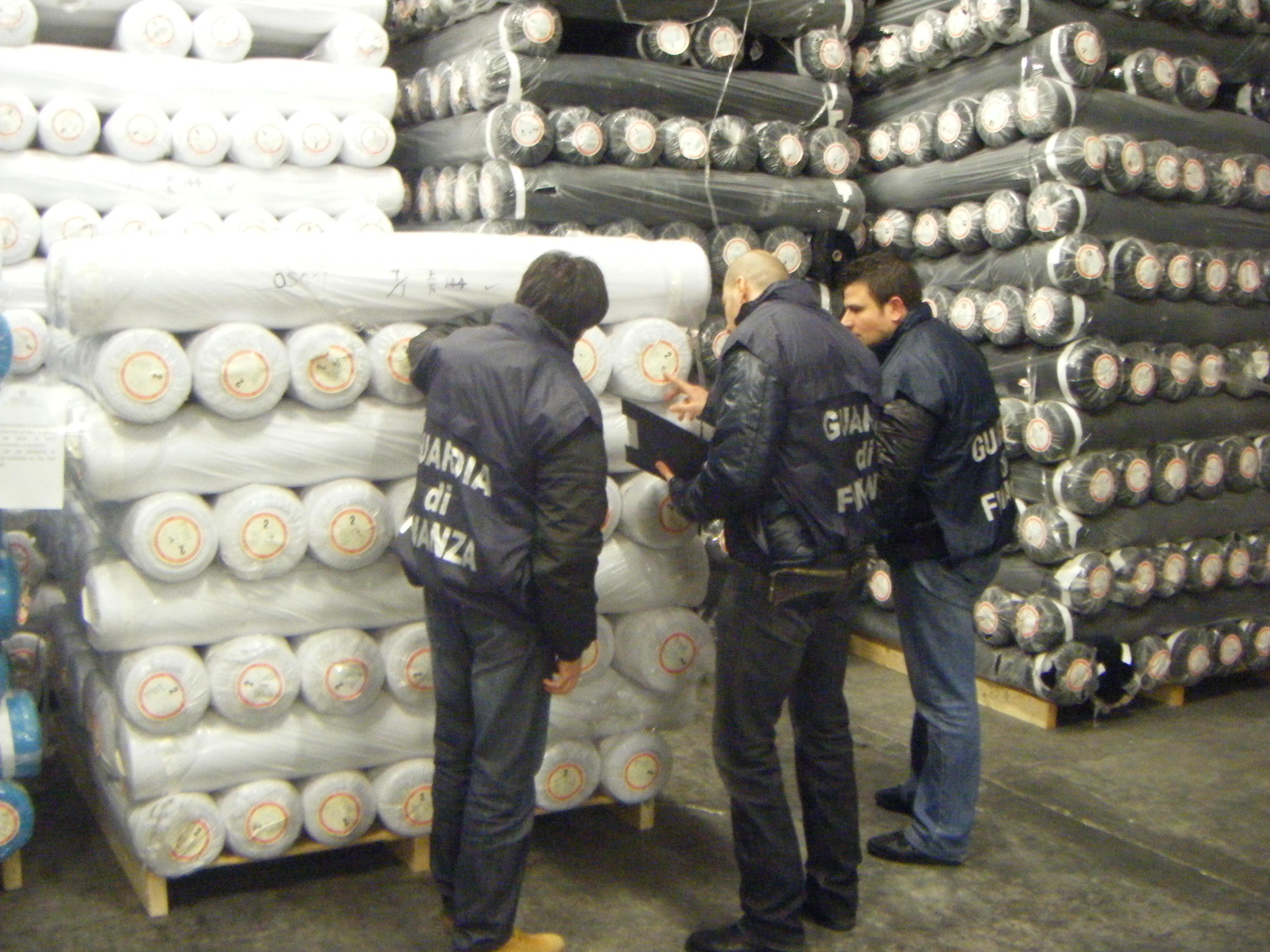 Controlli della Finanza in un'azienda di import export (archivio)