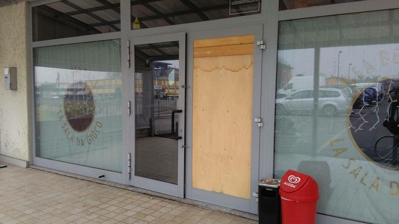 Tombino contro la vetrata, furto alla sala giochi