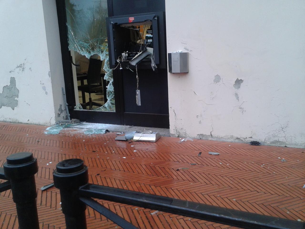 Il bancomat fatto esplodere nella notte alla Cassa di risparmio di Collodi (foto G. Noli)