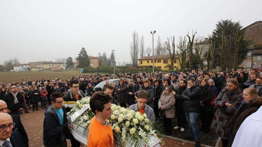 Una folla in lacrime per l’ultimo saluto alla piccola Elisa di Ravarino