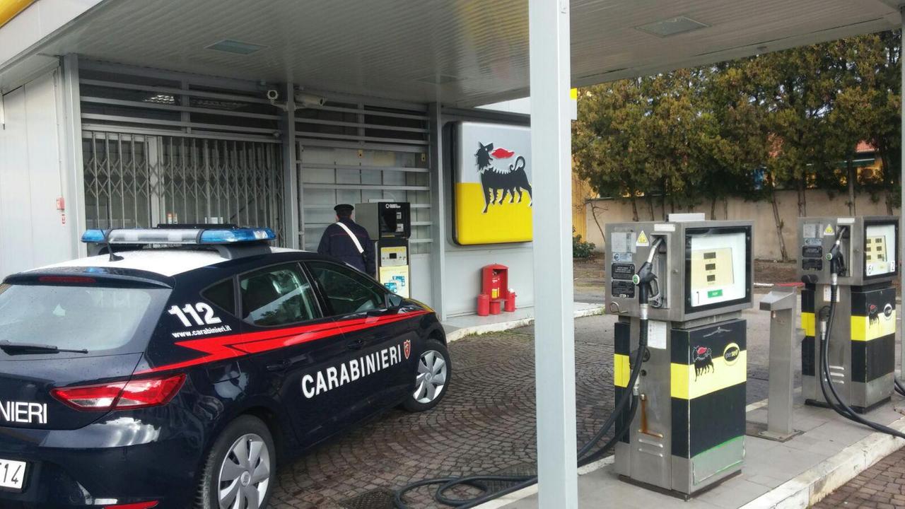 I carabinieri al distributore Eni di via Battisti