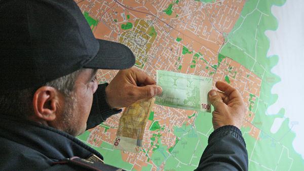 Modena, presi con un pacco di euro falsi